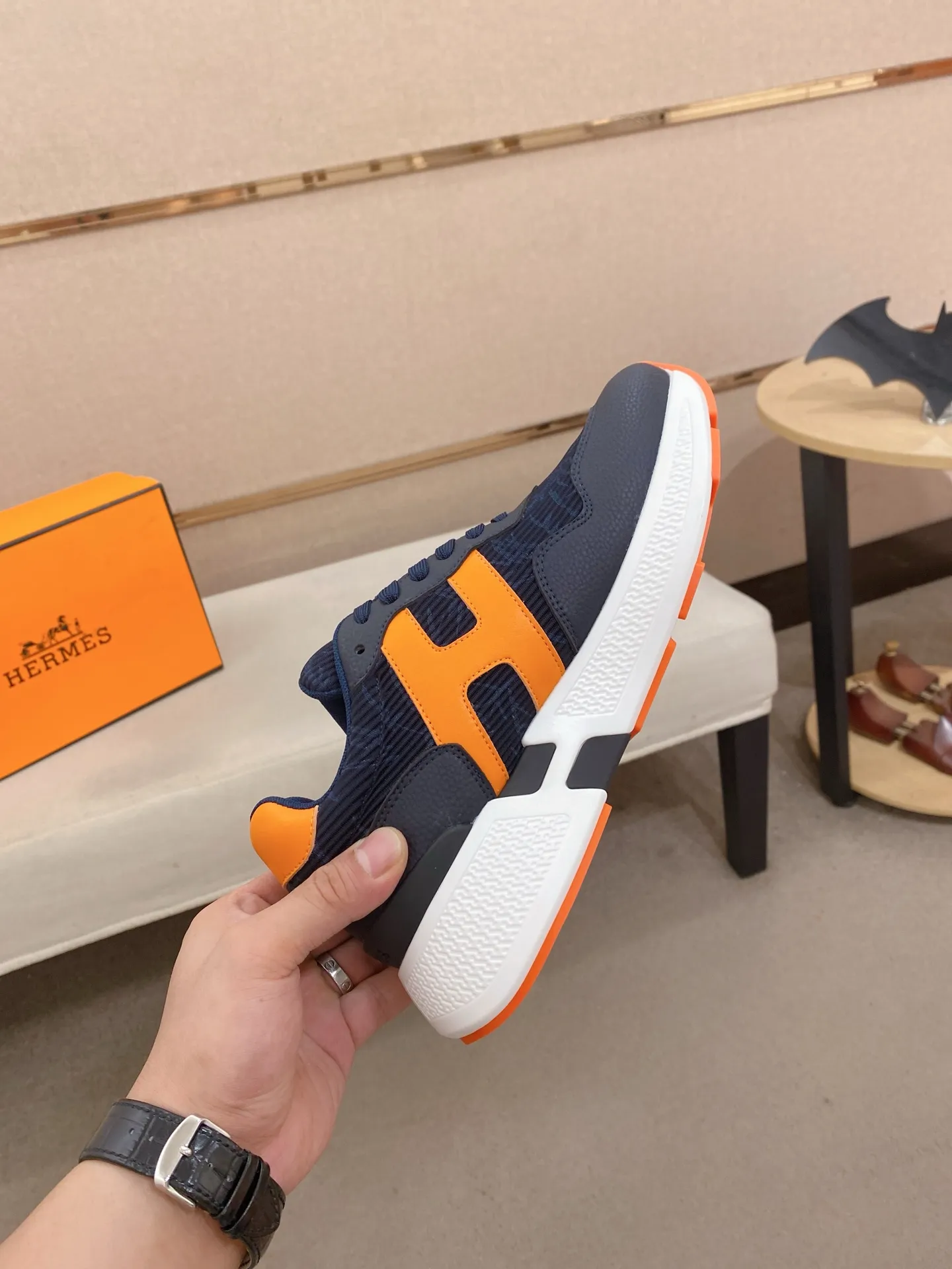 Factory price: 560💰《HERMES》【Classic Original Version】Hermès; Top 🔝 Purchasing Agency 🔍🔍Men's latest 🇺🇸 counters are on sale simultaneously, imported from Italy original ▲▲cowhide ▲▲ (high-end, nobility, class) ) Exquisite workmanship (Italian 🇮🇹 imported water-dyed 🐂 cowhide lining) sole: original sole provided by the original factory, ⚠️exclusive double-layer activity·TPR·rubber·combined molded outsole; super comfortable·wear-resistant·non-slip·environmental protection The real thing is more beautiful if you take the real thing (high quality, follow the order). You can enter and exit the counter at will * Number of yards: 38-44 (45 can be customized and cannot be returned or exchanged)